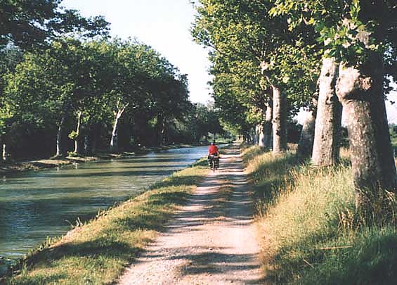 Dragväg längs kanalen