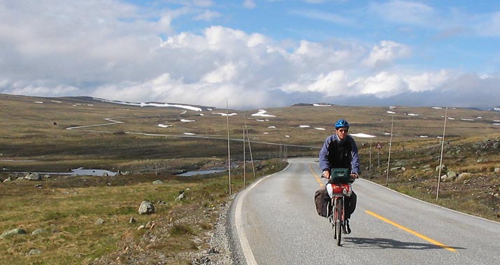 Erik cyklar över Hardangervidda.